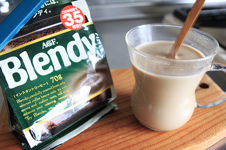 インスタントコーヒー Blendy ブレンディは冷たい牛乳にサッと溶けてかんたん濃厚カフェオレに！ ブラック派は「ちょっと贅沢な珈琲店」を、製法の違いで選ぶ楽しみ by 味の素AGF