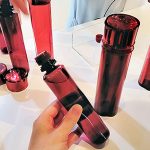 資生堂が LiquiForm リキフォーム を世界で初めて化粧品に採用! 中味充填とボトル成型を同時に、CO2排出量は従来比7割削減!