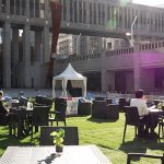 西新宿 高層ビル群の足元に芝生広場が出現! 今週末は芝生で寝そべるゆったり時間を…FUN MORE TIME SHINJUKU ファンモアタイム新宿