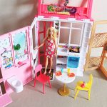 たくさんのプレイエリアでどの角度からもごっこ遊びができる！ ドールも家具もついて1セットでバービーと日常の遊びができる「はじめてセット」が楽しい！