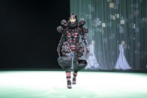 渋谷ファッションウイーク2023春「SHIBUYA RUNWAY」 100年目の文化服装学院 学生作品とAIビジョンの連動表現が圧巻！ 東急電鉄も協力する春の超最新シブヤコレクションを一挙紹介！
