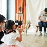 レック ラヴィ・ファクトリーのプロが直伝! こどもフォトグラファー体験 3/17〜3/19 東京 アトレ竹芝で開催! 家族みんなをキッズが撮影、オリジナルフォトフレームでその日に持ち帰られる!