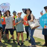 ギョミ袋を手渡し「ゴミは持ち帰る」の原則を伝えるマグロ&アジにみんなが共感! 日本釣用品工業会「てはじめにマナー」が水辺のルールを案内