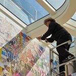 英国ラグジュアリークルーズライン CUNARD キュナード にポップアート奇才 Mr. Brainwash の壁画が出現、クイーン エリザベス 客船内で新たな洋上アート体験を_2024年には4隻同時就航が実現