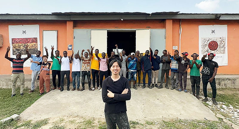 「長坂真護展 Still A BLACK STAR – truth of capital –」日本橋三越本店で 8/23〜8/28 開催、先進国が投棄した廃棄物でアートをつくる美術家の叫びにいまこそ耳を傾けて＿売上を現地の人々へと還元する活動に注目