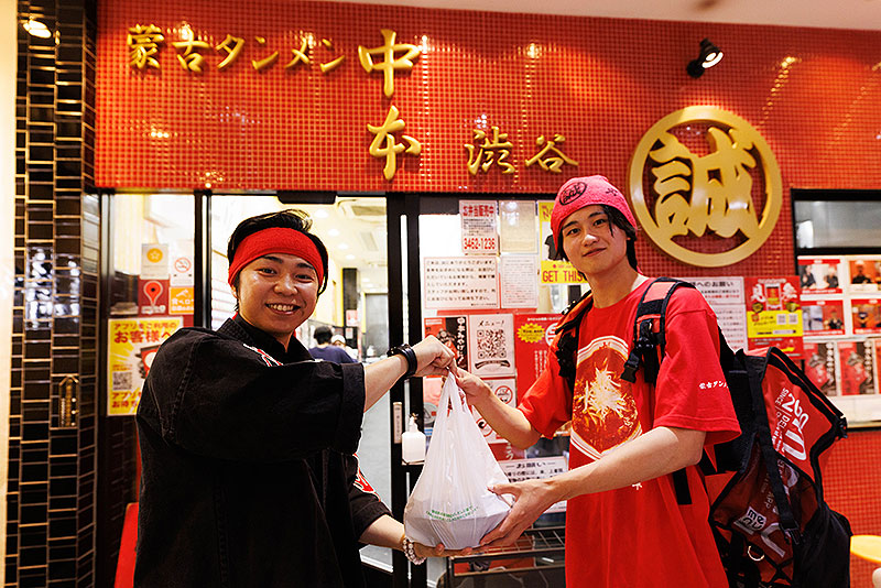蒙古タンメン中本アンブレラ 傘 menu で蒙古タンメン中本を注文すると現代アートなパラソルが手