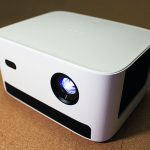 10万円を切る Dangbei Neo オールインワンミニプロジェクターで競合モデルにない優位性を実感! かんたん接続&操作、コンパクトでどんなシーンでも大画面迫力映像をすぐにみんなで体感できる注目モデル