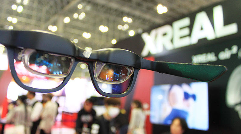 最新ARグラス「XREAL Air 2 Pro」の3段階調光を CEATEC 2023 で