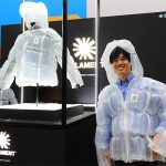 住友金属鉱山の近赤外線吸収材料 SOLAMENT に衝撃！ 暖かくも涼しくもできる革新的な素材に無限の可能性＿JAPAN MOBILITY SHOW 2023 でその最新ジャケットを体感、クルマや鉄道で培った技術が横展開