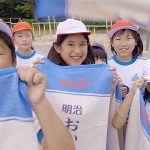 「明治おいしい牛乳」が紙パックリサイクル出前授業を小学校で初開催し動画公開、紙パック回収率アップめざす「明治おいしい牛乳 モーモーリサイクルラボ」プロジェクト始動