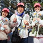 東京「銀座の街の花贈り」で花をもらう 贈る 飾るよろこびとフラワーロスの現実を体感! 全銀座会の「できることはすぐに行動する」という復興支援活動時の姿勢と精神をいまも継承し開催