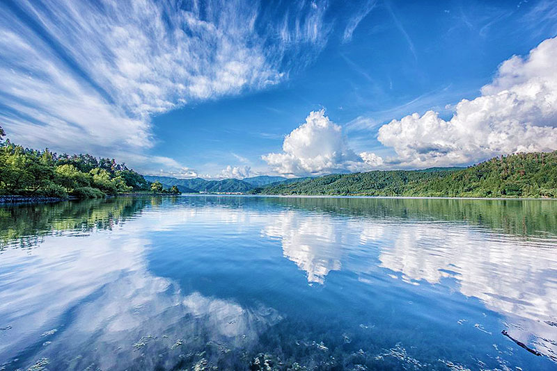 滋賀県 琵琶湖の北、神秘の秘境 余呉湖でメンタルをゼロリフレッシュ！ 北陸線 余呉駅も絶対に途中下車して衝撃の絶景へ、駅前レンタサイクルもOK　…滋賀の滋味ゆたかな湖国料理もいろいろ紹介！