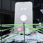 渋谷PARCO前に巨大なスマホオブジェクトが出現!若者の共感呼ぶ?ビラ配りのスタッフが着信音におののく様子も……