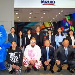 〈みずほ〉のパーパスを表現した壁画、東京 大手町タワー旧ATMコーナーに出現_渋沢栄一DNAを受け継ぐ「ともに挑む。ともに実る。」関連展示も