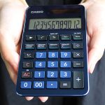 カシオプレミアム電卓「S100」シリーズがこの時期に売れる&贈られる理由、プロが選ぶ最高品質のジャパンメイド計算機のアドバンテージとは