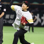 プロ野球 アサヒスーパードライスペシャル2024 始球式に石橋貴明! 豪快な投球に福岡ソフトバンクホークス PayPayドームの観客も拍手&乾杯!