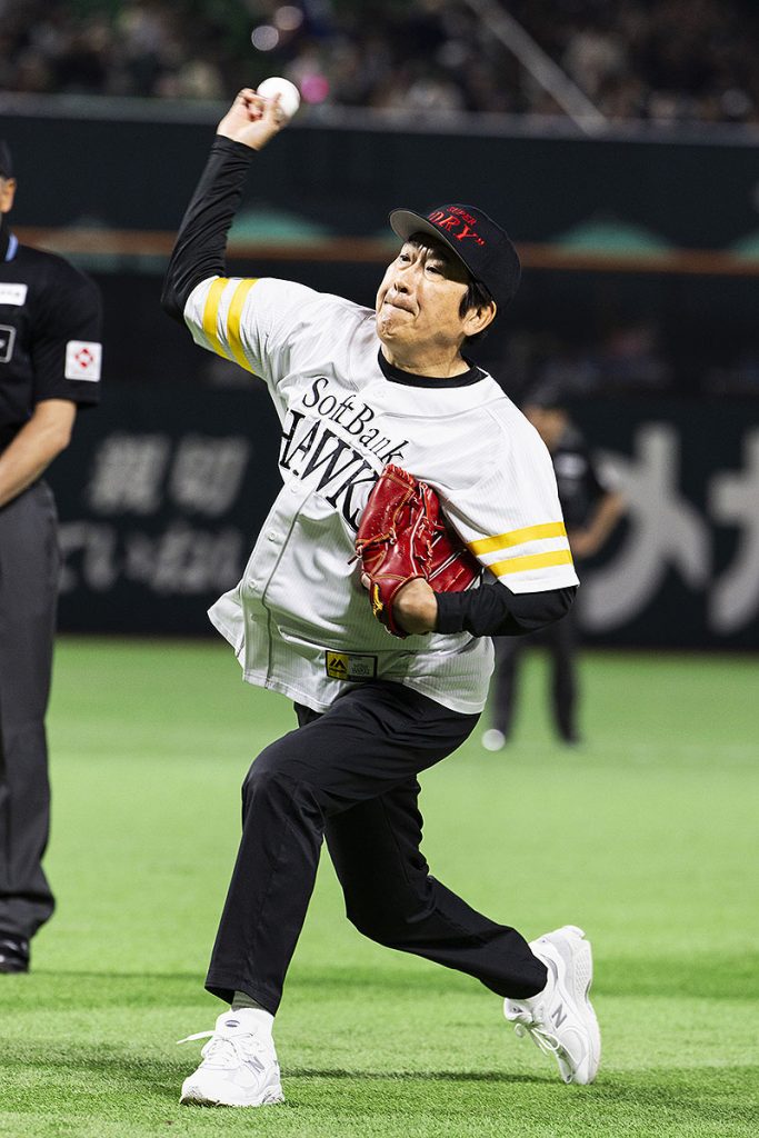 プロ野球 アサヒスーパードライスペシャル2024 始球式に石橋貴明！ 豪快な投球に福岡ソフトバンクホークス PayPayドームの観客も拍手＆乾杯！