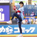 ヤクルト Yakult1000ナイターに内田有紀が登板! 奇跡の48歳セットポジション&美脚投球「Yakult1000 にちなんで1000点! 自分に拍手」