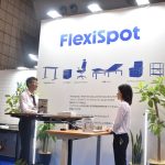【オルガテック東京2024取材レポート】1,000人超が訪れた電動昇降デスクのトップブランド「FlexiSpot」の秘密に迫る!!