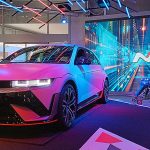 超高性能 EV Hyundai「IONIQ 5 N」の最強機能は渋谷で体感できる！ 攻殻機動隊 草薙素子 タチコマとの高速バトルへ没入、ゲームに挑戦し激レアグッズもゲットだ！ 6/22まで開催中