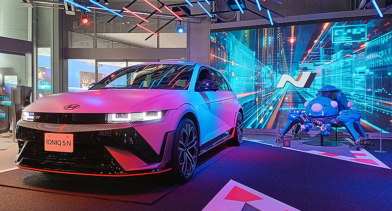 超高性能 EV Hyundai「IONIQ 5 N」の最強機能は渋谷で体感できる！ 攻殻機動隊 草薙素子 タチコマとの高速バトルへ没入、ゲームに挑戦し激レアグッズもゲットだ！ 6/22まで開催中