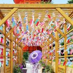 日本初の民営公園墓地 青葉園 に風鈴トンネル 7/16〜8/16 登場! 和傘 麦わら帽子など無料貸出中、更衣室もあり_遮熱塗装&ミスト作動で誰でも快適散策へ