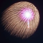島根県 吉賀町で「日本一ちかくで炸裂する花火大会」8/14 清流 高津川のほとりで開催! 大井谷棚田や岩日北線の“残像駅温泉”で農山村リラックス