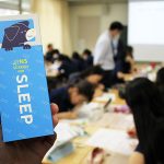 JINS ジンズHDと日本睡眠協会「寝る育」始動、中高生に睡眠環境を整えるヒントを伝授し「JINS SCREEN FOR SLEEP」を体感