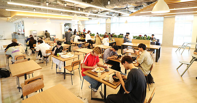 東京都心で4年間学ぶ東洋学園大学 8/24.25 オープンキャンパス開催＿8/24 は夜20時までのナイトオーキャン！ 屋上庭園 夜景ツアーや学食体験、受験対策講座も