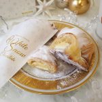 粉雪の降り積もる純白のプレミアムチョコクロが登場　サンマルクカフェが「ホワイトクリスマス」テーマに新商品　アラザン躍るパフェやラテも