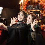 舞台『ハリー・ポッターと呪いの子』@TBS赤坂ACTシアター 10/22〜10/30 ハロウィン特別企画開催中! 限定フォトスポットや4寮キャンディが登場、豊田エリー&大沢あかね もイチ推し!