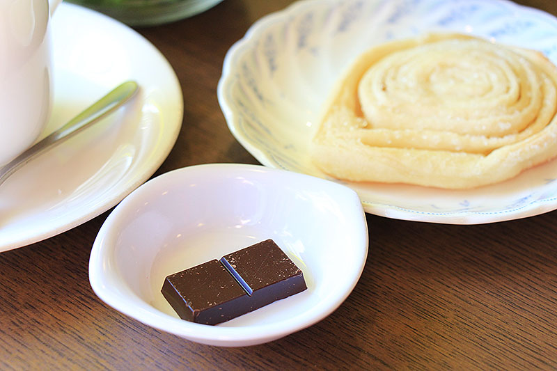 愛知県蒲郡市内の喫茶店でモーニングに高カカオチョコレート1枚がつく企画を実施中！「高カカオチョコで動脈硬化リスク低減、老化・認知症を予防、朝に食べるのがおすすめ」という研究成果から