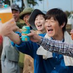 キリンビール 晴れ風_秋田県 横手市 国産ホップ IBUKI 畑を訪れた内村光良と農家の人たちの“乾杯”が幸せいっぱいだ! 今田美桜も「来年もおいしいビールが飲めますように!」
