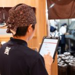 千葉県出店で大人気の北九州発ソウルフード「資さんうどん」が「HANZO 自動発注」を導入 AI利用で発注オペレーション統一化、サービス提供価値向上目指す
