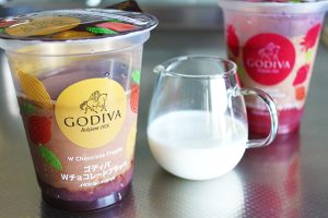 ファミリーマート「ゴディバWチョコレートフラッペ」498円でリッチなリフレッシュ時間♪ おうちで連休や街歩き 旅先 ドライブもひんやり濃厚リッチ粒チョコでめちゃ幸せ気分に、これリピート確定♪♪