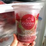 ファミリーマート「ゴディバストロベリーチョコレートフラッペ」498円は冷凍庫ストック必至! あの極上ゴディバフラッペがおうちで自由に再現、先にアイスだけスプーンでも◎
