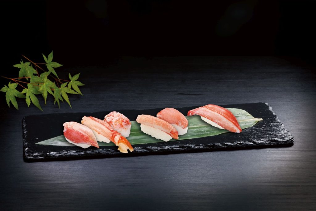 【くら寿司】豪華カニ尽くし！「本ズワイガニ三種盛り」など「極上かに」フェア7/25から期間限定で開催！お得な130円メニューも！