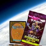 マジック:ザ・ギャザリング 初の宇宙空間が舞台「久遠の終端」 なんとカードがホントに成層圏へ! 蒼く丸い地球と漆黒の宇宙を映像収録し無事に帰還 宇宙への入口をリアルな映像で