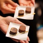 スイス発 リンドールチョコレート名門 Lindt リンツ 初の職人手仕事ショコラ「シグネチャープラリネ」11/27～2026/2/15 発売　日本産ゆず 繊細茶葉など7種　ショコラと素材が織りなす至高マリアージュで五感を揺さぶる感動と深い余韻を