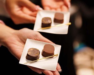 スイス発 リンドールチョコレート名門 Lindt リンツ 初の職人手仕事ショコラ「シグネチャープラリネ」11/27～2026/2/15 発売　日本産ゆず 繊細茶葉など7種　ショコラと素材が織りなす至高マリアージュで五感を揺さぶる感動と深い余韻を