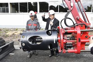 アクティオ AKTIO 独自開発「根こそぎ切るソー」革新性で2025グッドデザイン賞　街路樹の伐根工事作業時間が1/3に　木屑飛散なし 安全性も向上　チェーンソー手作業から解放