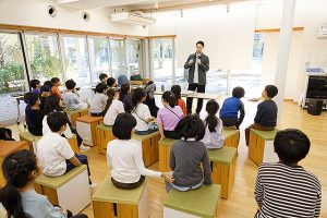 アシックス　循環型経済実現に向けて廃棄シューズ素材 利活用の道探る SDGs特別教育講座開催　新たな提携パートナー企業 団体と組み他分野 他産業での廃棄靴リサイクル材料利活用めざす