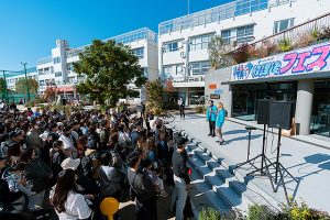 YOUTRUST 放課後フェス 11/22～11/24 ＠東京 池尻 → めちゃエモくてメロい学園祭♪ 購買ダッシュにプリクラで学生時代にタイムリープ　盛山 リリー 屋敷 嶋佐の全校集会トークライブも◎