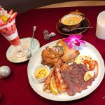 東京 代々木公園 BE STAGE ハワイアンレストラン「Tiki’s Tokyo」に3つのクリスマス限定メニュー　圧倒的なハワイ感満載のサーフ＆ターフ、贅沢ビスク、いちごパフェも◎ 愛犬OK♪