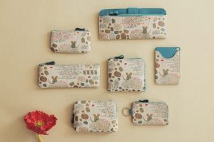 伝統工芸品「甲州印伝」×レオ・レオニ『フレデリック』がコラボ！愛らしい後ろ姿がポイント 財布やポーチなど全7種類を発売