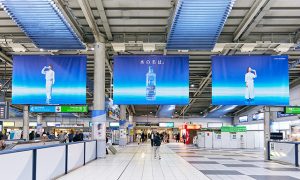 サントリー 機能性表示食品「特水」 CM出演する神木隆之介＆上白石萌音が『水の名は。』で JR品川駅構内に“降臨” 1/18まで　「君の名は。」初共演から10年「これを機にぜひ特水を飲んで」