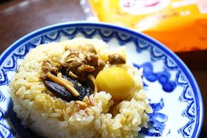 NewDays 荻野屋 峠の釜めし風おにぎり　330円で信越線 横川～軽井沢の碓氷峠越え駅弁を体感できるシアワセ♪　40年前の特急 あさま そよかぜ 189系489系時代を想いながら